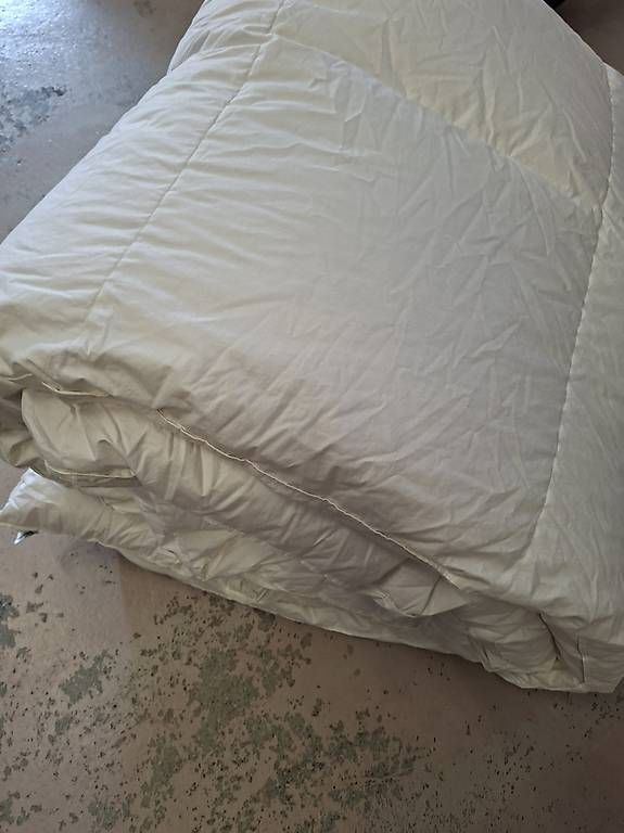 Decken: Daunenduvet 160x210 – Gebraucht aus Olten von Mezopotamya