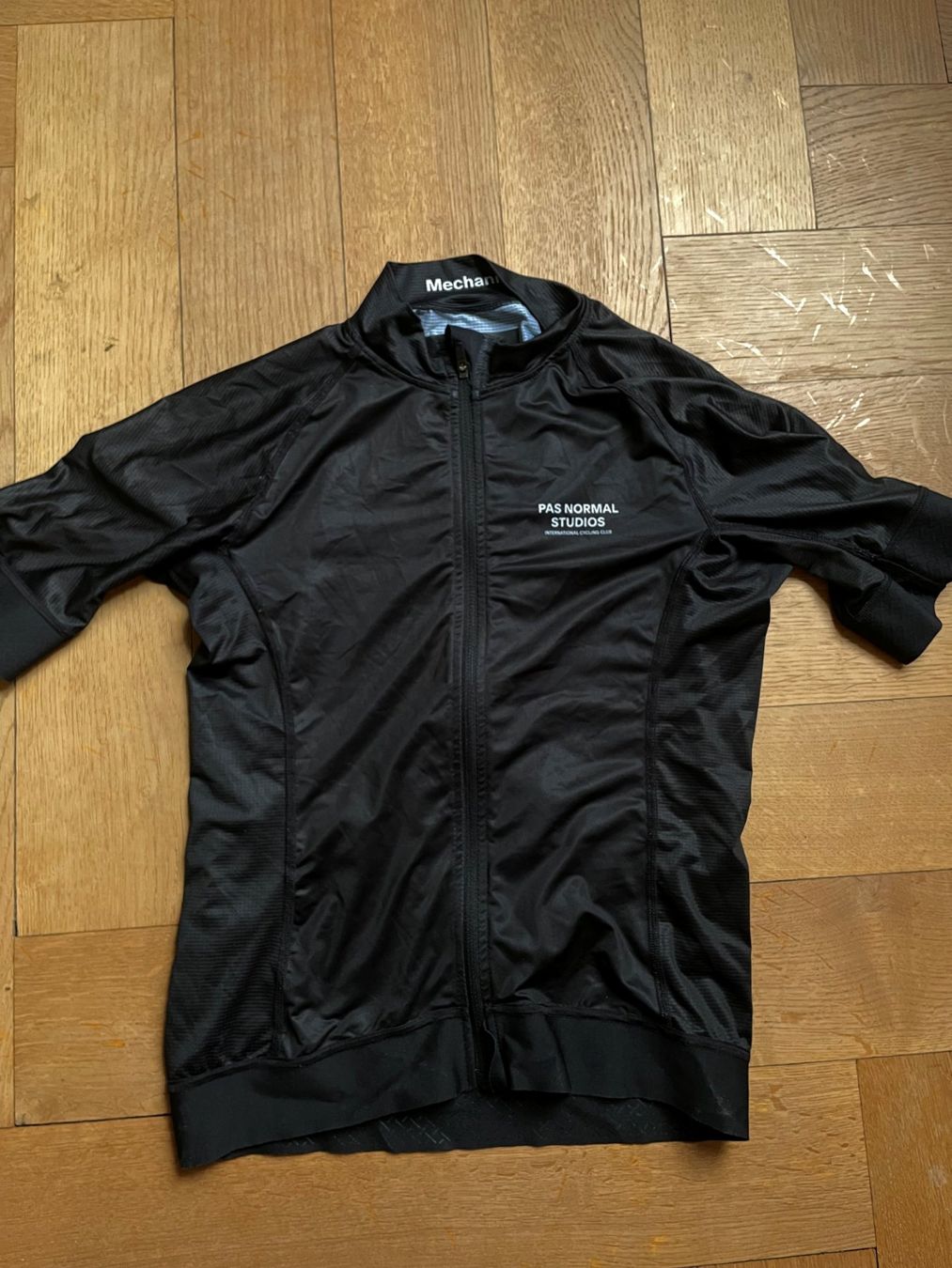 Pas Normal Studios Canottiere & Pantaloni: Pas Normal Studio Maillot de vélo / Jersey Noir Taille S – Usato da Sion venduto da 2tonito
