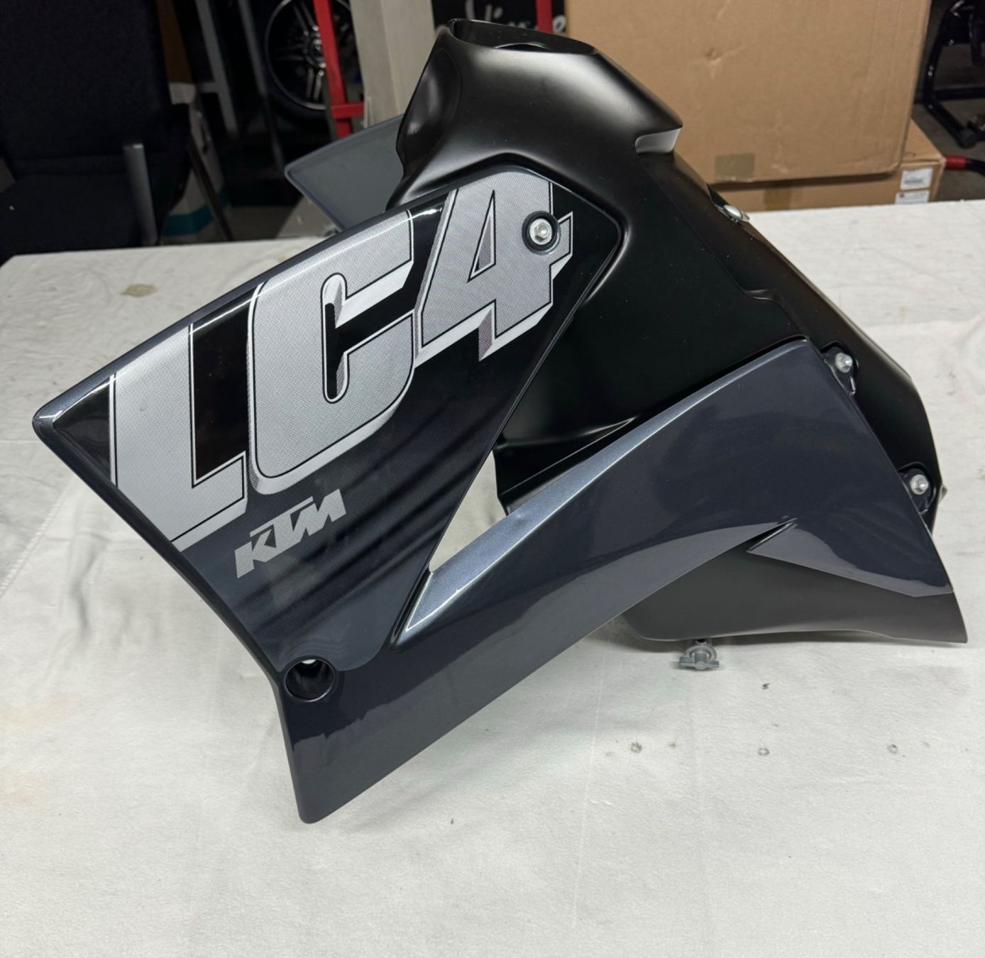 Accessori per altri veicoli: KTM LC4 Benzintank mit Seitenspolier – Usato da Widnau venduto da Staedler2