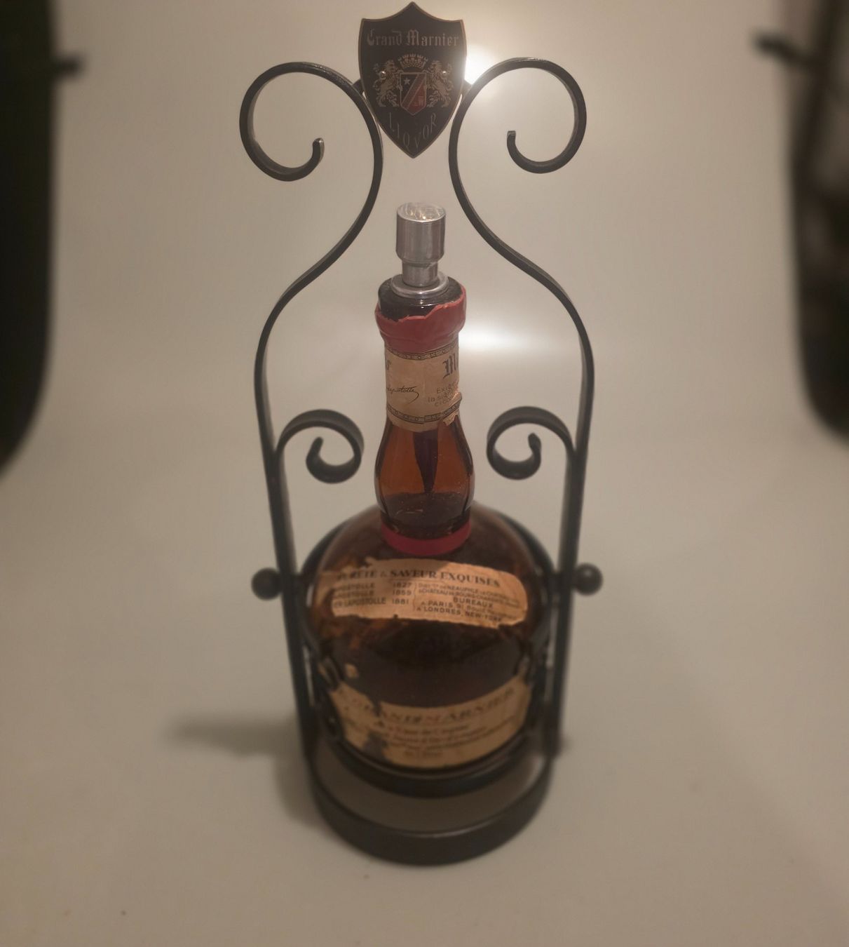 Etagères & Armoires à vins: Bouteille et présentoir en fer forgé – D'occasion à Jouxtens-Mézery par ger_hpd5