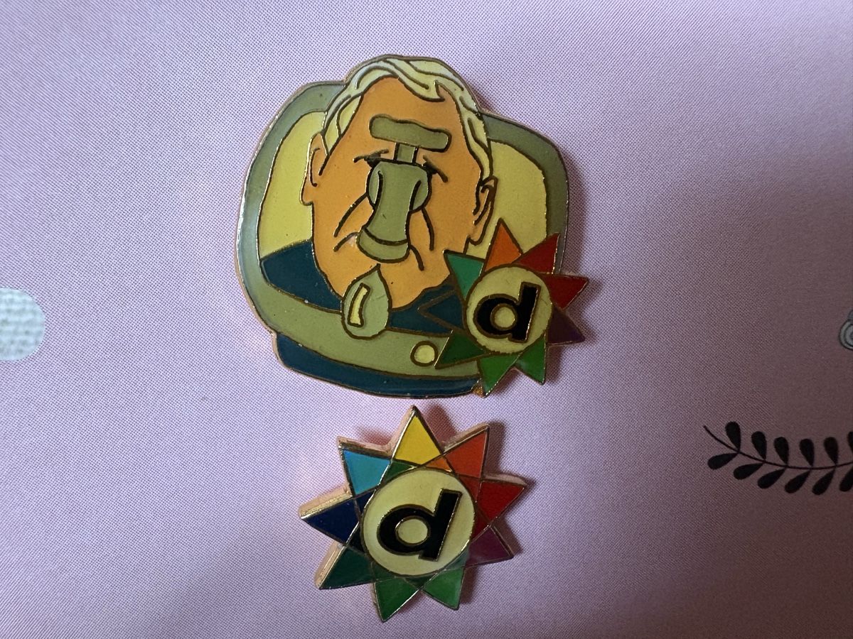 Placchette & Badge: 2 Pin Drogerie 80-90er – Usato da Zweisimmen venduto da Domii 1