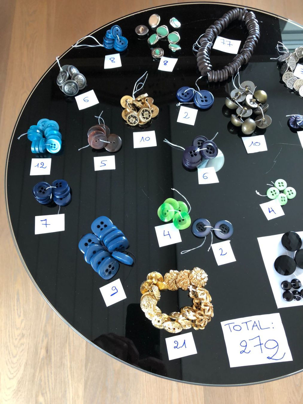 Knöpfe: Lot Vintage Knöpfe. Total 272 – Gebraucht aus Samstagern von TAAF 1