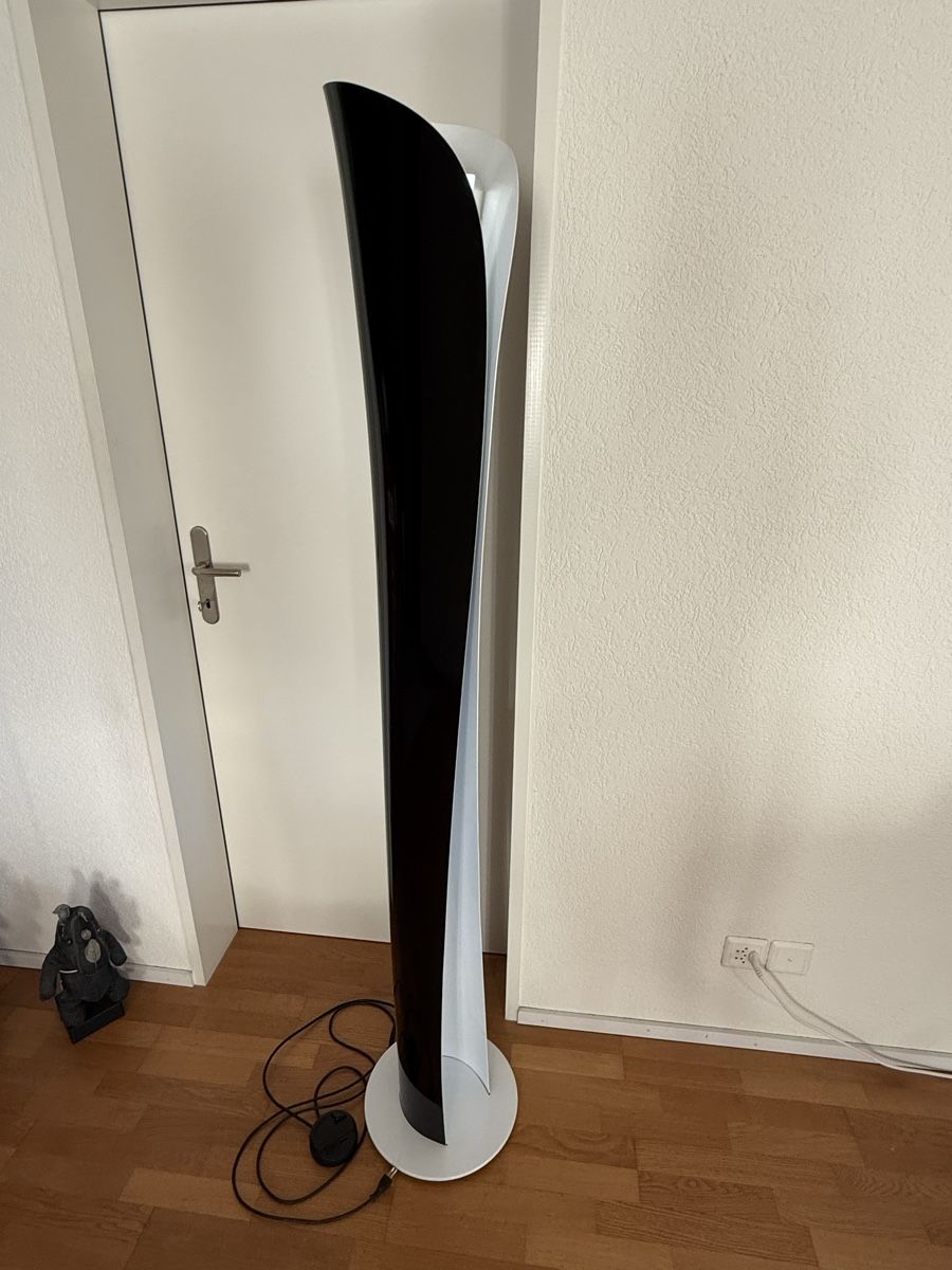 Artemide Lampade: Artemide Cadmo Stehlampe schwarz – Usato da Zug venduto da Namago