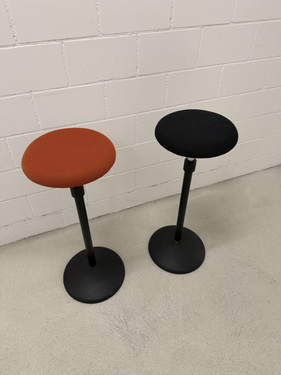 Sgabelli: 2x Designer Stehhocker- Top Zustand, Modernes Design – Nuovo (secondo la descrizione) da Gossau ZH venduto da mercedes038