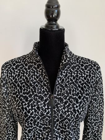 AKRIS: Super exklusive elegante s/w Jacke mit Lochmuster, 40