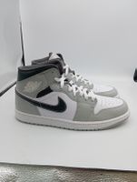 Nike Air Jordan 1 Mid (EU45)