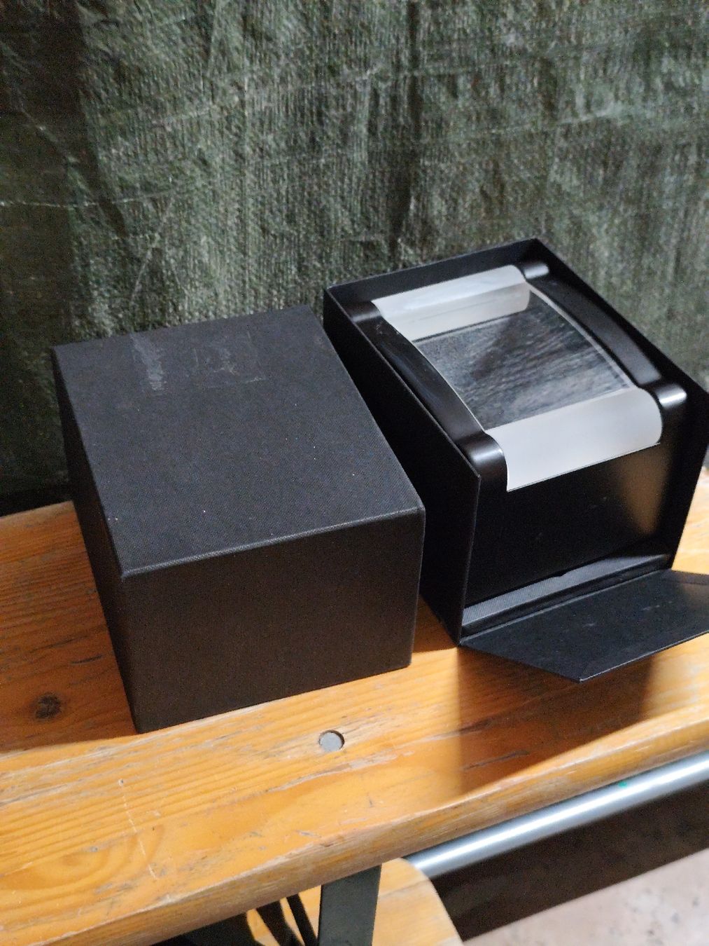 Smartwatch: Uhrenbox schwarz mit Klappdeckel gebraucht – Usato da Büsserach venduto da Vintage-vins 2