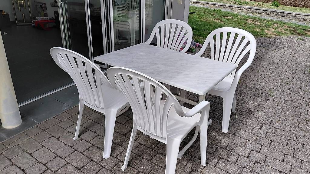 Set di tavolo e panche: Klapptisch und 4 Stühle  – Usato da Merenschwand venduto da gionatav