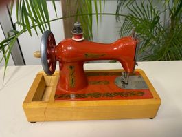 Schöne rote Vintage Nähmaschine