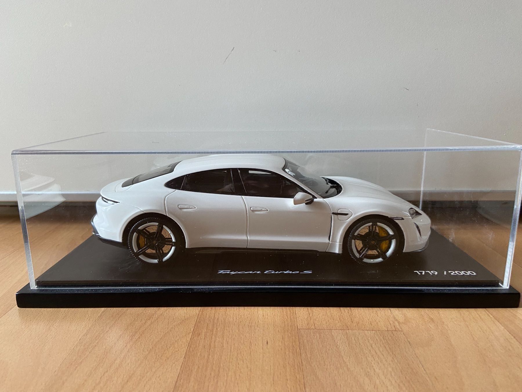 Porsche Modellini d'auto: Porsche Taycan turbo S – Nuovo e nell'imballaggio originale da Schänis venduto da retail_rover 1