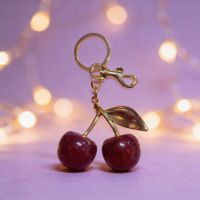 Charm cerise étincelant, accessoire de sac tendance ✨