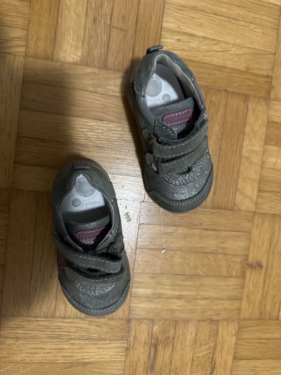 Scarpe per ragazzi: Kinderschuhe Sneaker grau Grösse 20 – Usato da Männedorf venduto da kek_n8pr 1