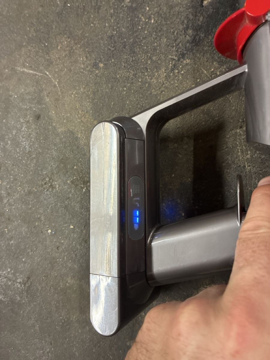 Dyson Aspirateurs & Accessoires: Dyson v10 Staubsauger gebraucht  – D'occasion à Laufen par c44 1