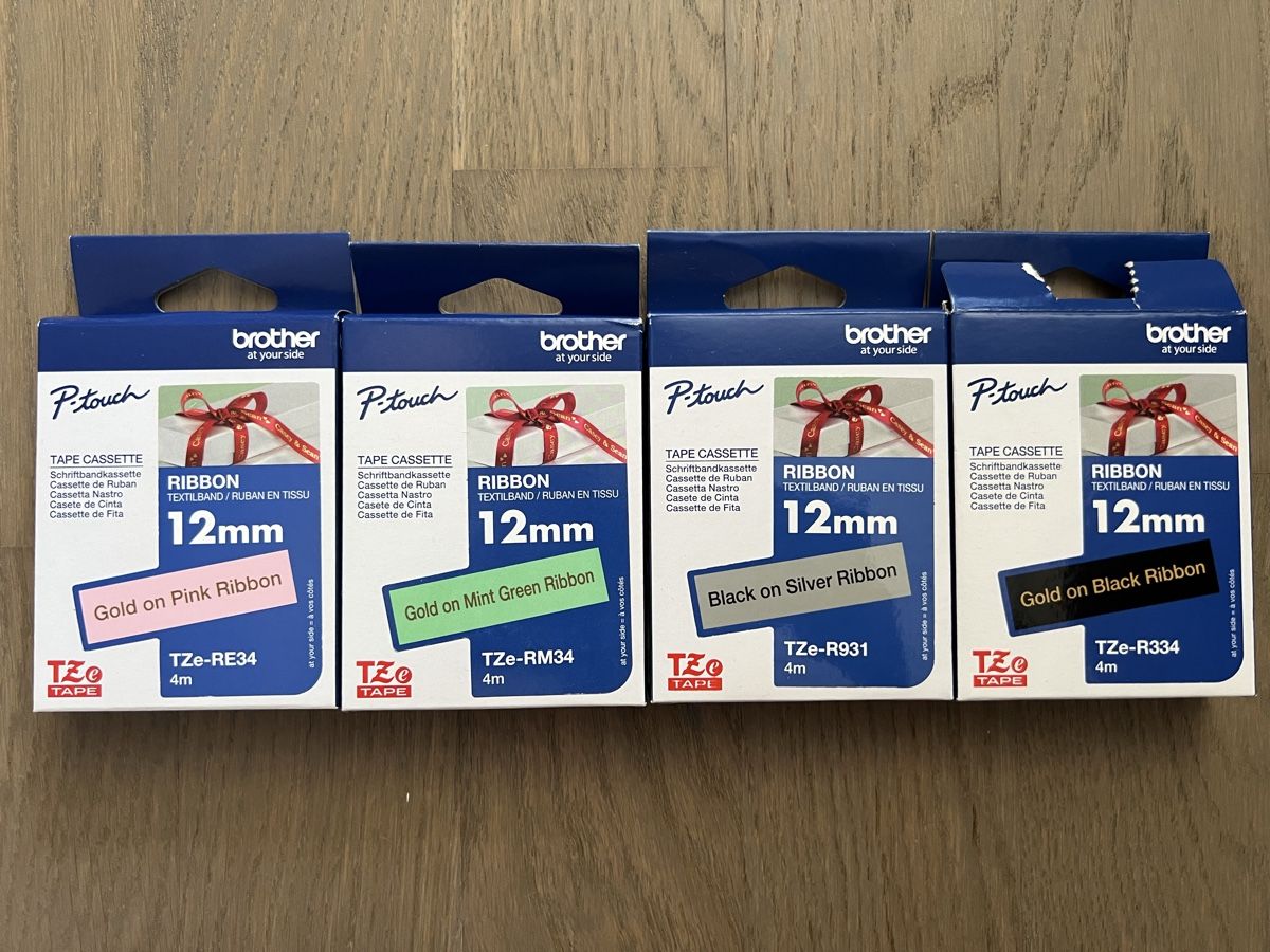 Nastri decorativi: 4 Brother P-touch Textilbänder – Nuovo e nell'imballaggio originale da Kriens venduto da Luzernerin_K