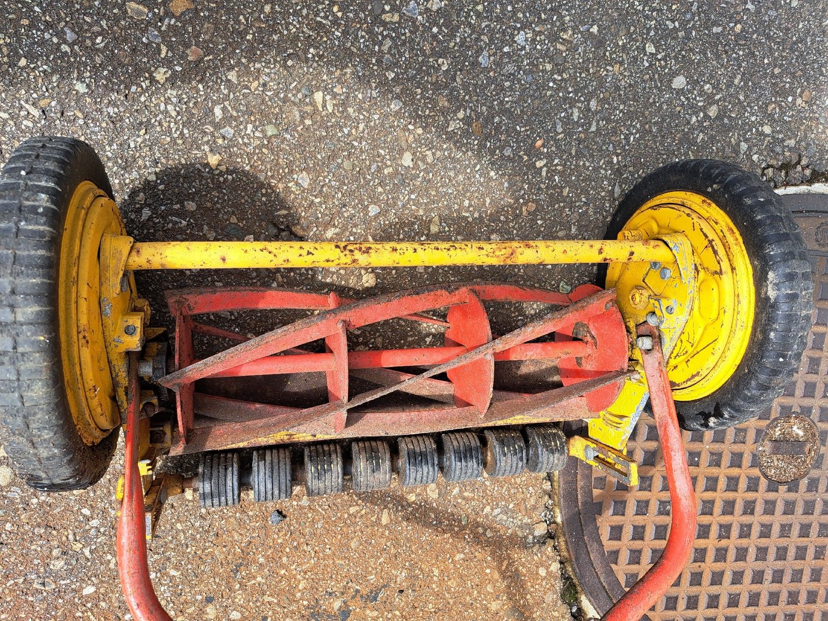 Rasenmäher: Rasenmäher Oldtimer Suffolk, England. Deko oder Arbeit? – Gebraucht aus Grossdietwil von hufi10 3