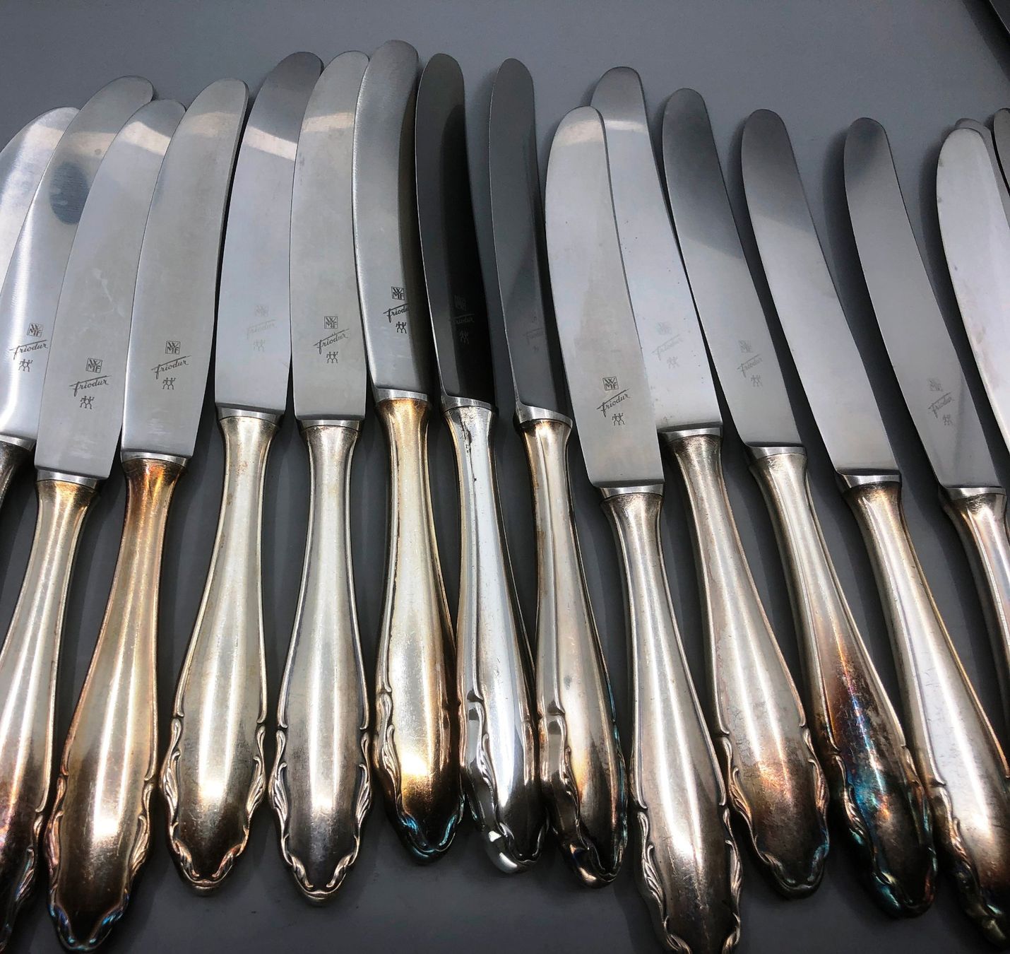 WMF Posate: 2x Tafelmesser versilbert WMF Modell 2200 – Usato da Basel venduto da Tiabeanie