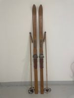 Ski (Nr. 30), Holzski von ca. 1950 mit Stöcken