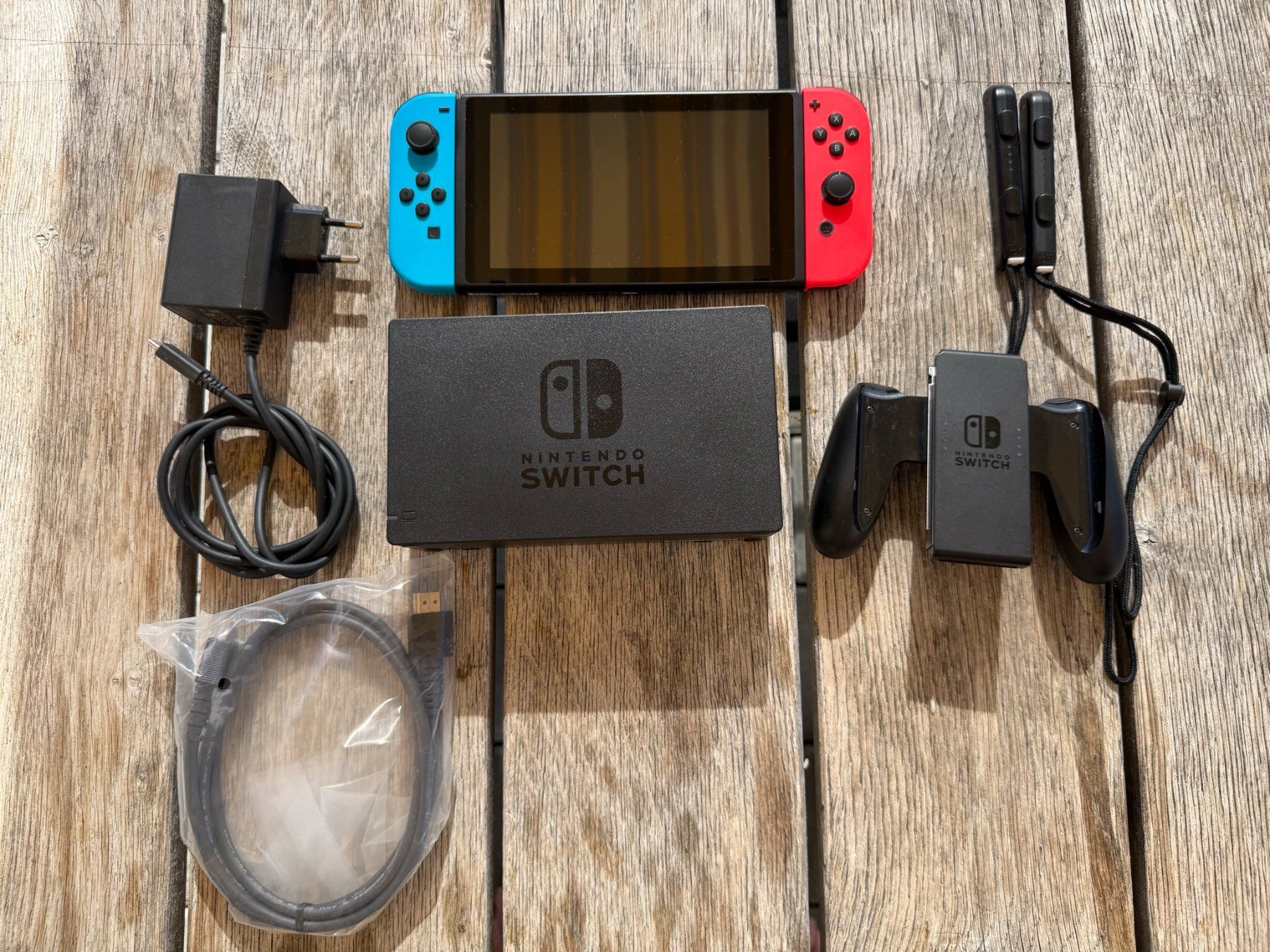 Nintendo Console: Nintendo Switch Neon komplett + Starter Kit + Bluetooth – Usato da Zetzwil venduto da gent1974