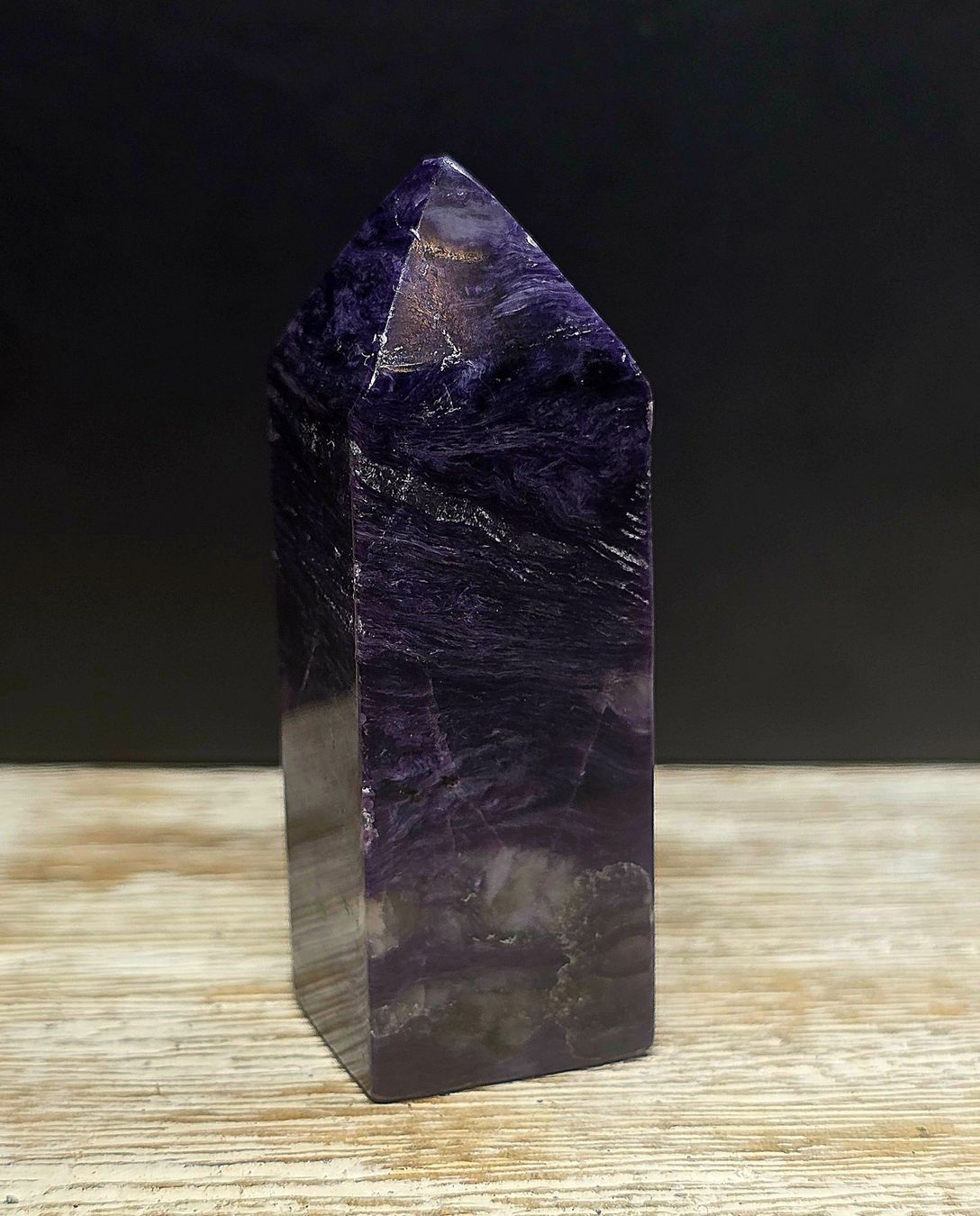 Minerali & Pietre curative: Charoit Obelisk B 54g – Nuovo e nell'imballaggio originale da Matzingen venduto da Shay_Crystalz 1