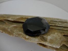 Sardonyx facettiert.