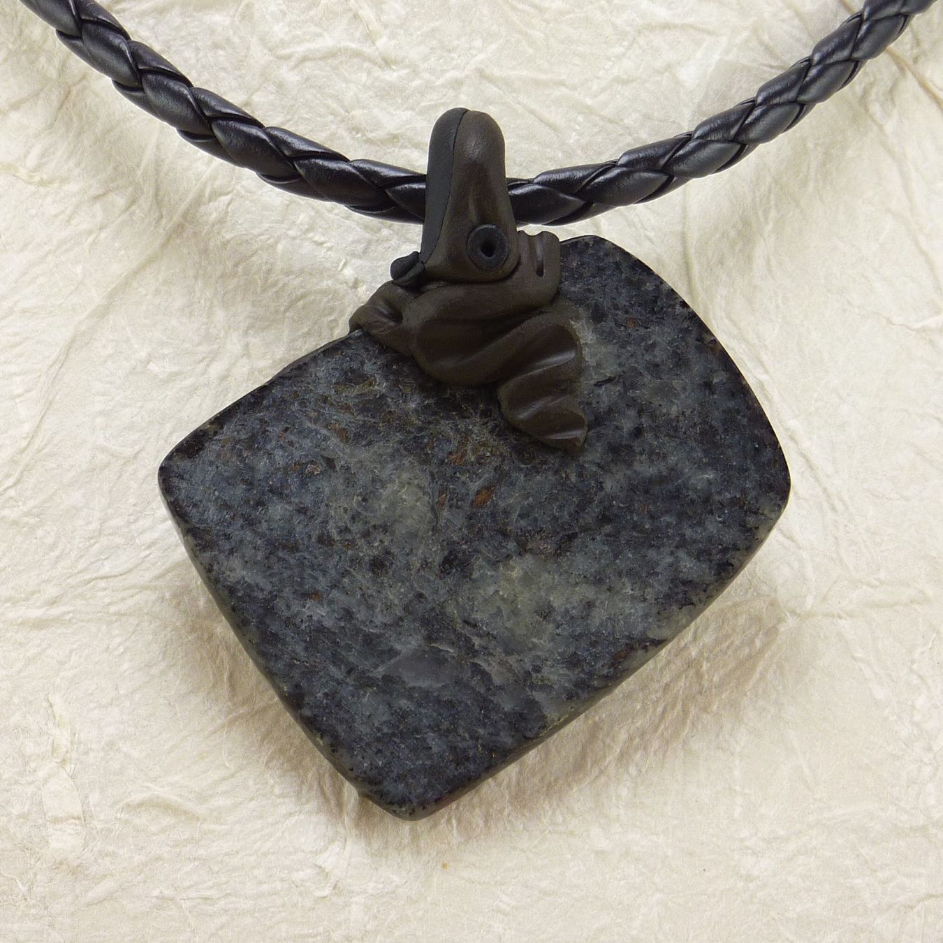 Pietre preziose: Spinell Steinanhänger in Matrix mit Pyrit auf Leder – Nuovo e nell'imballaggio originale da Meilen venduto da Byrd-bijoux 3