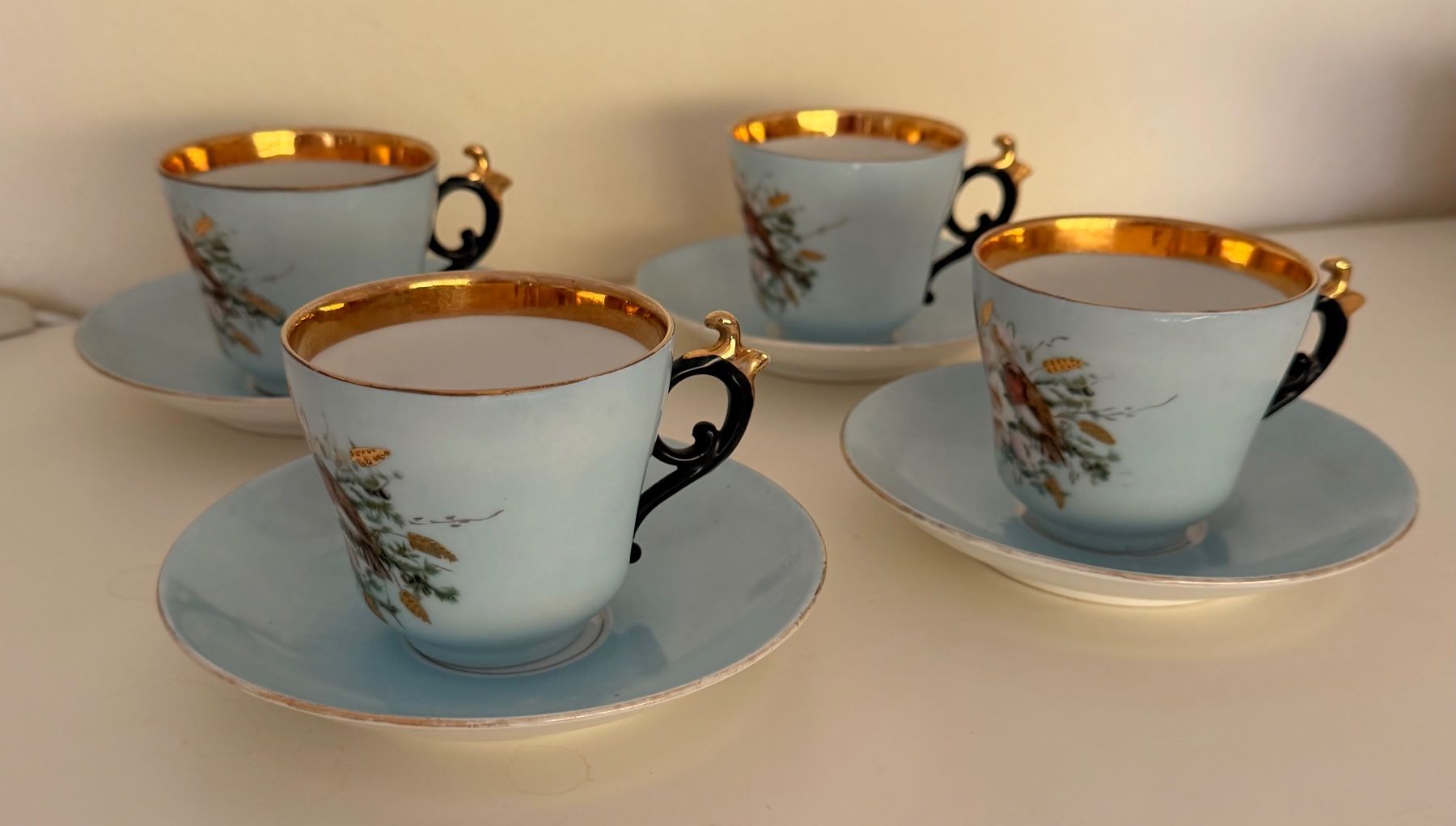 Tasses: Kaffeetassenset 4 Stk hellblau mit Goldrand Blumenmuster – D'occasion à Richterswil par giacometti222 3