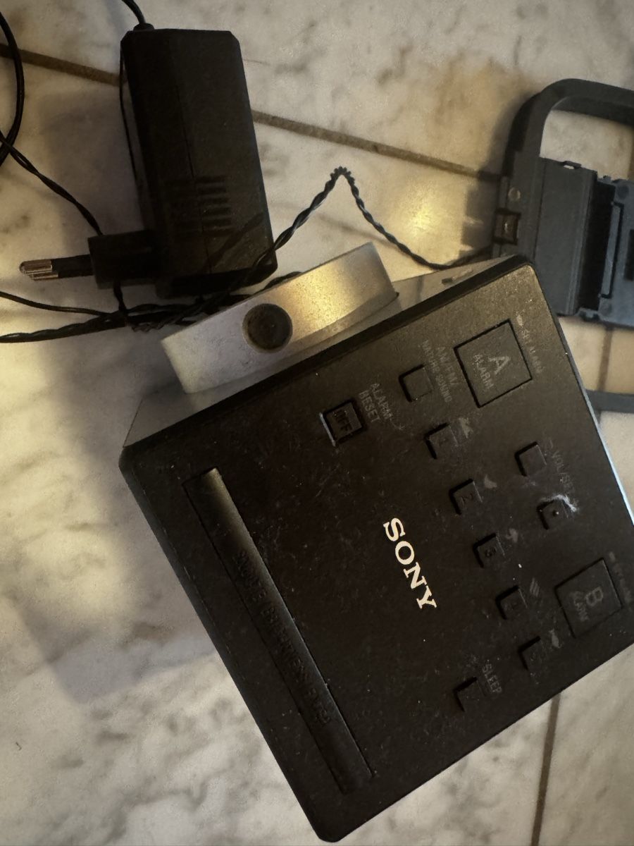 Radio: Sony Cube Radiowecker mit Projektion, CHF 25 – Usato da Volketswil venduto da Modelka 1