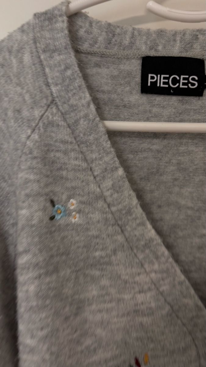 Pieces Maglioni & Felpe: Pieces Strickjacke, grau mit Blumenmuster, Gr. L – Usato da Jona venduto da Bxmarija002 4