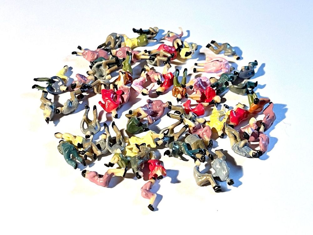 60 Figuren Modellbahn Spur H0 1:87 - Stehende & Sitzende Menschen
