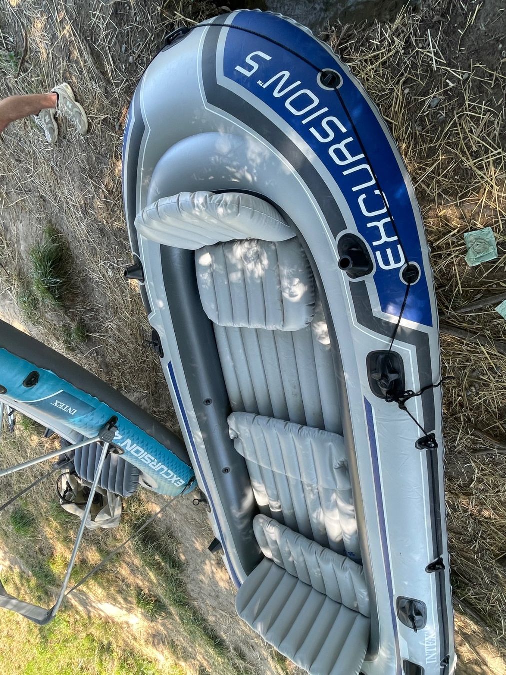 Boote: Intex Excursion 5 Schlauchboot mit praktischem Transportfass – Gebraucht aus Rüschlikon von MinTruc