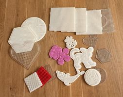 Bastel Set Kinder – 18x Hama Bügelperlen Platten + 8 Stanzer