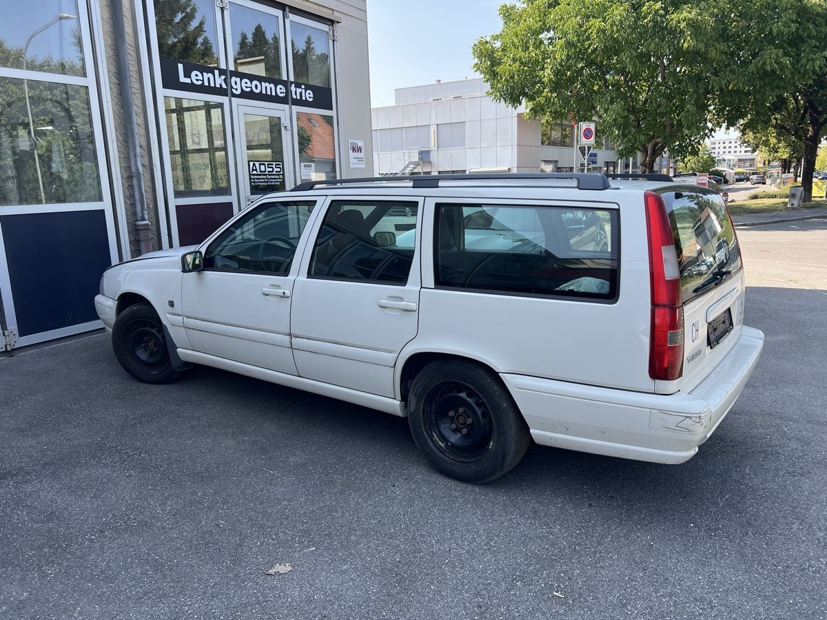 Volvo Automobili: Volvo V70 2.5  10V Kombi – Usato da Steffisburg venduto da Grobacar0 2