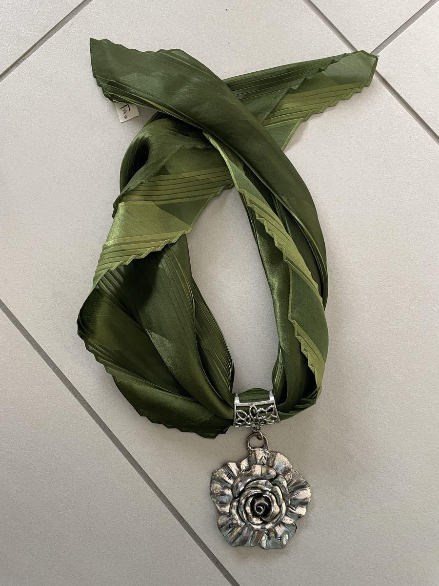 Foulard & Sciarpe: 3 Foulards mit einem Schmuckstück – Usato da Rüti ZH venduto da Tal_ga6N 5