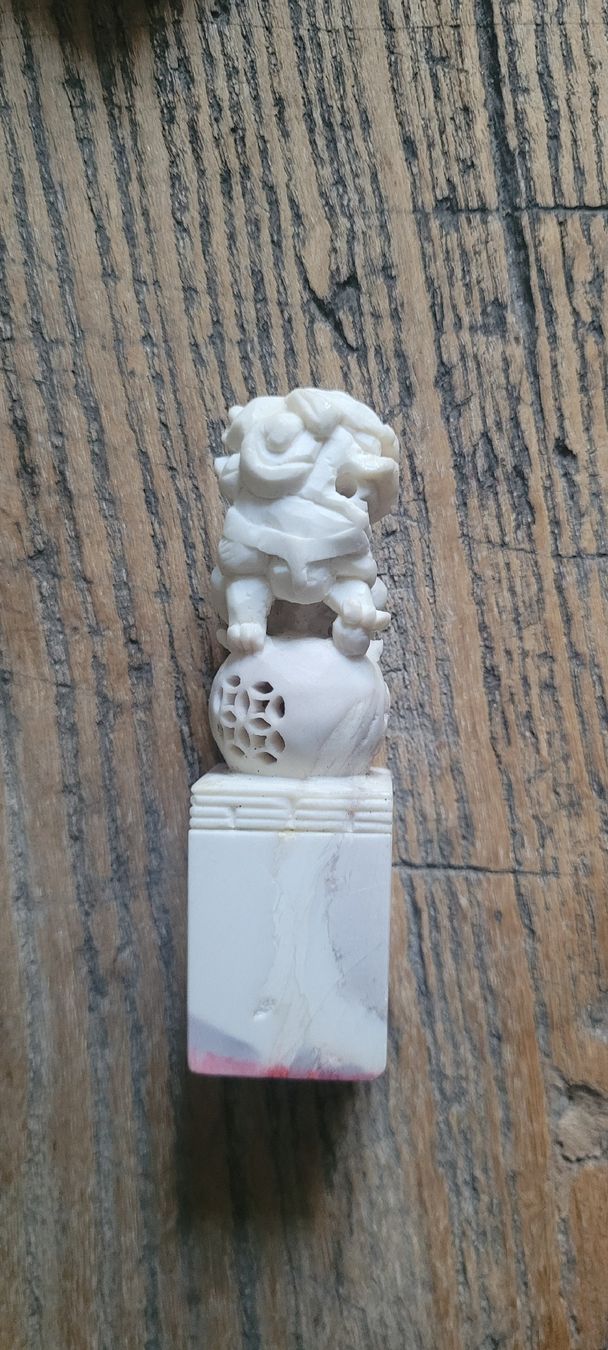 Figuren: Cachet en pierre sculpté avec lion et calligraphie – Gebraucht aus Genève von uneautresaison 2