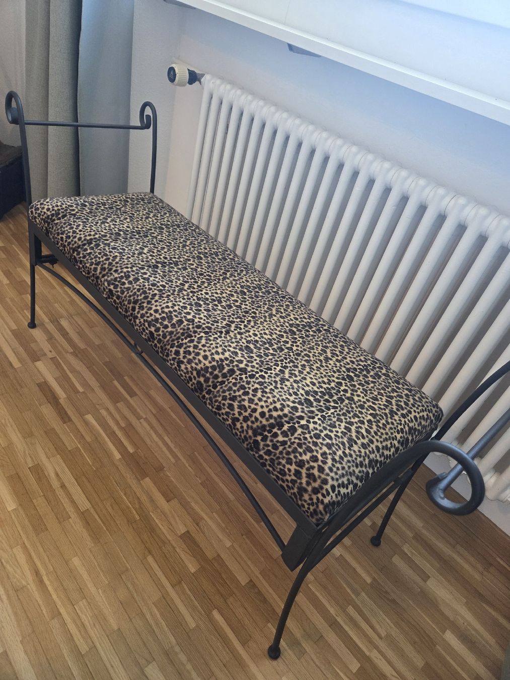 Bänke: Sitzbank Metall mit Leopardmuster – Gebraucht aus Frauenfeld von hackl77