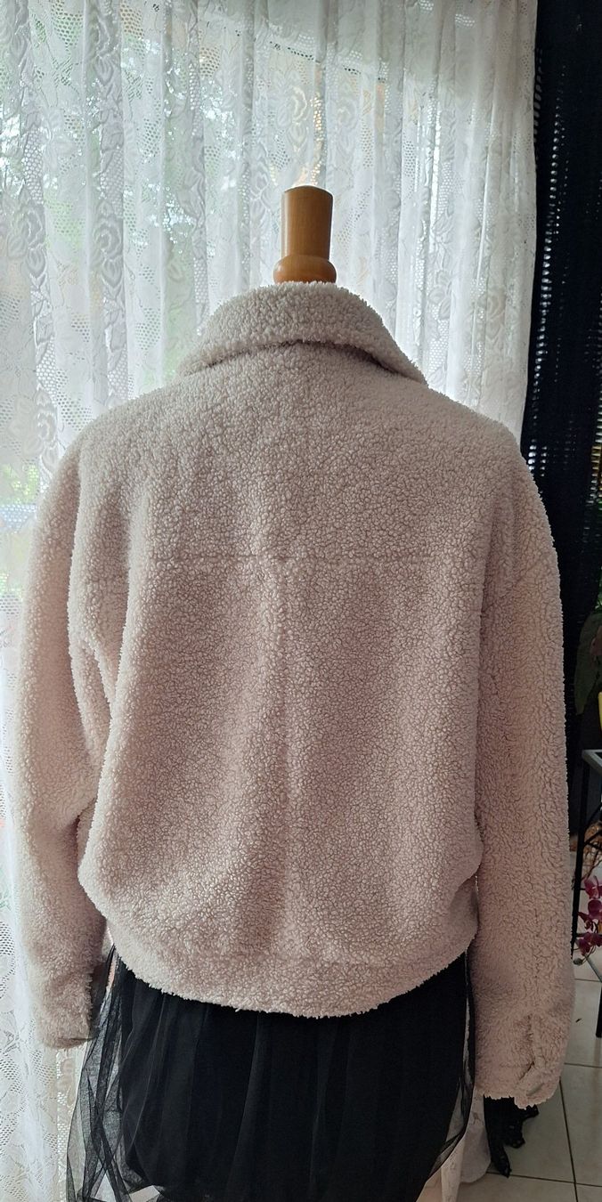 Vila Giacche: Veste teddy beige VILA taille S – Usato da St-Triphon venduto da Jldr0 1