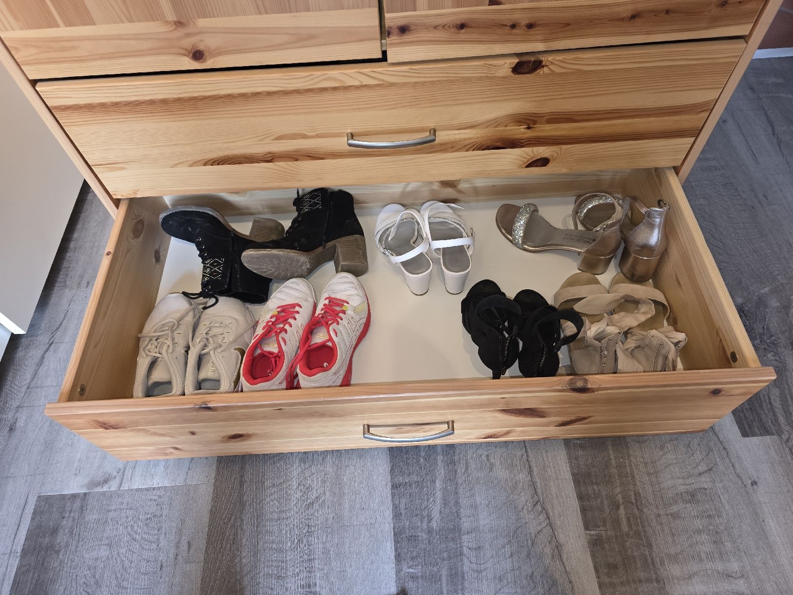 Armoires: Holzschrank – D'occasion à Unterendingen par CreamySnail