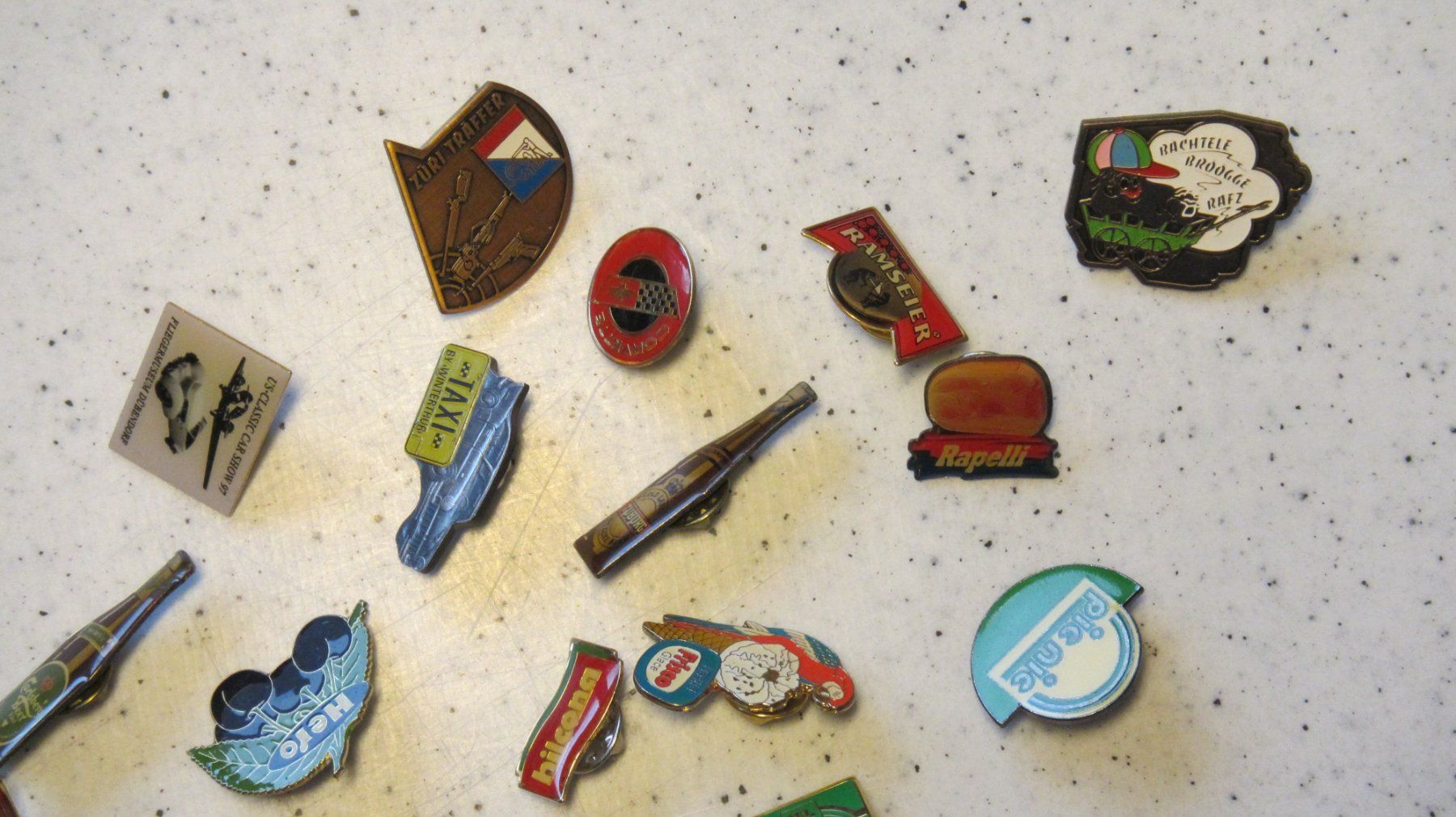 Placchette & Badge: 34 diverse Pins – Usato da Rafz venduto da stg101 1