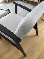 Stuhl/Sessel, Holz und Stoff, mit Armlehnen, plus Fussstütze