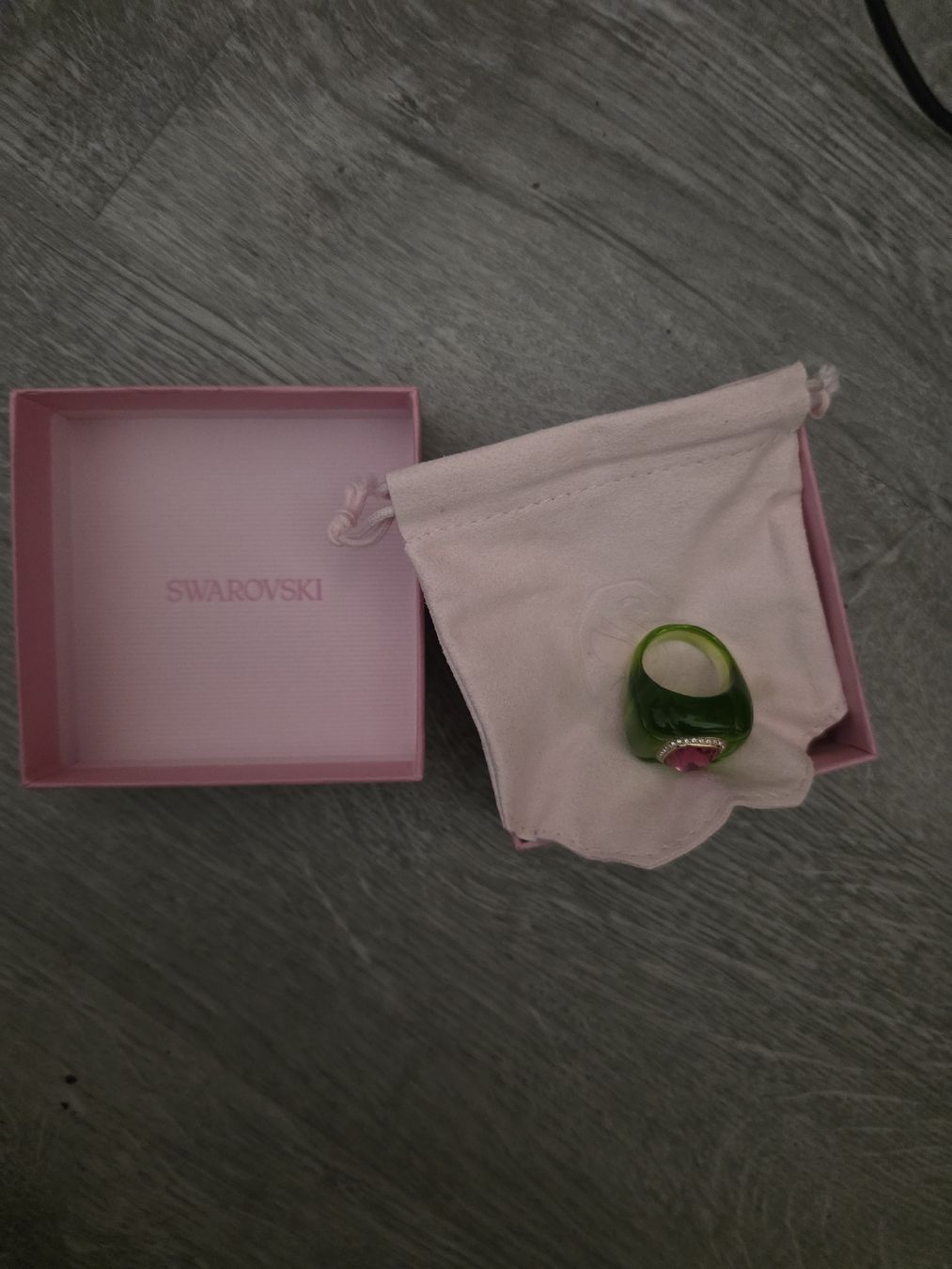 Swarovski Anelli: Bague Swarovski verte avec pierre rose  – Nuovo e nell'imballaggio originale da Genève venduto da mei_d6lr 2
