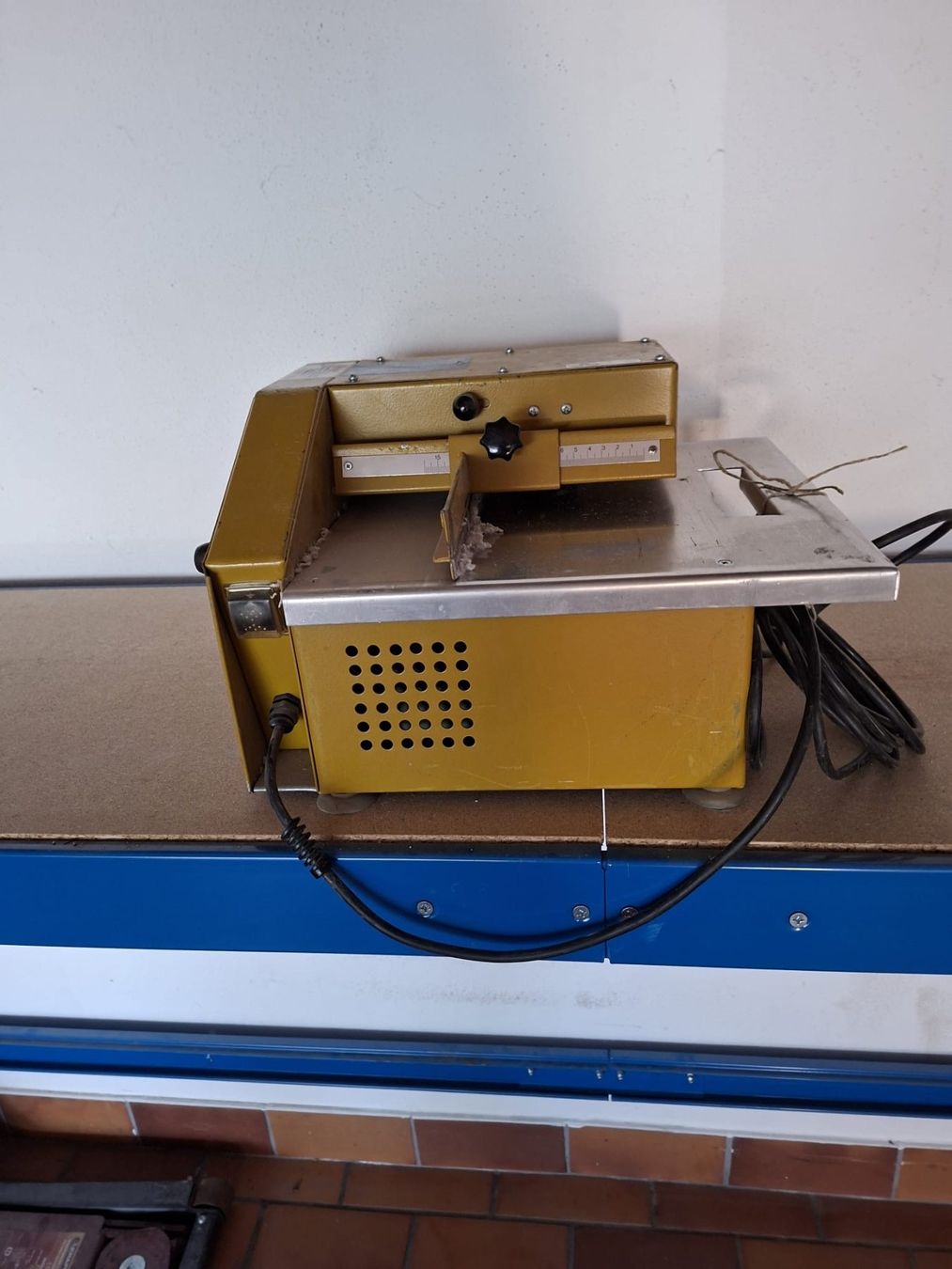 Tutte le macchine: Teppichsockel Schneidmaschine – Usato da Glashütten venduto da ott_p6cr