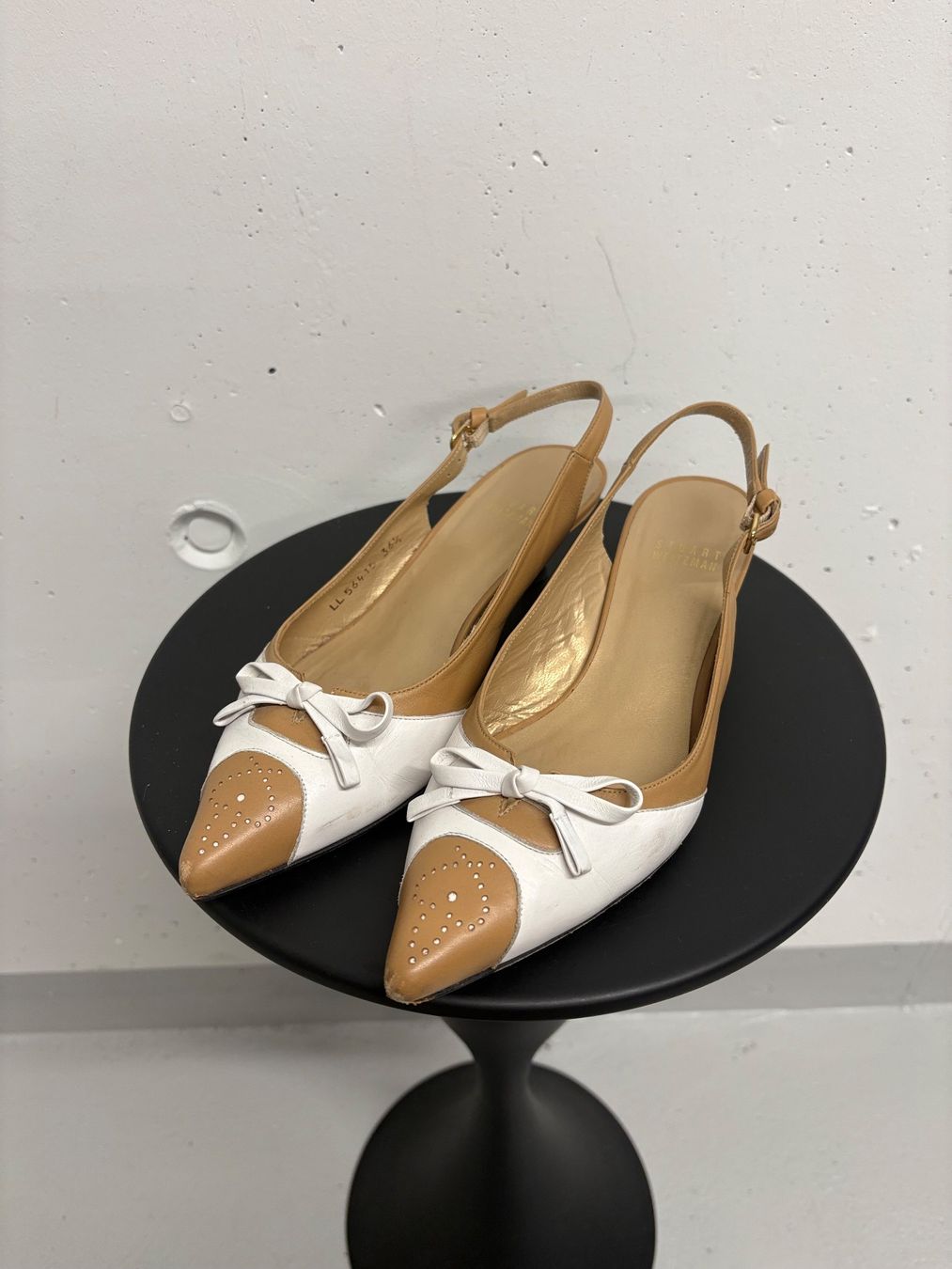 Stuart Weitzman Scarpe da donna: Stuart Weitzman Slingpumps beige/weiss spitz Leder 36.5 – Usato da Regensdorf venduto da secondchancefashion 2