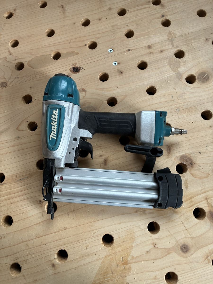 Makita Alle Maschinen: Makita Nagler – Gebraucht aus Menznau von dar_w9yg