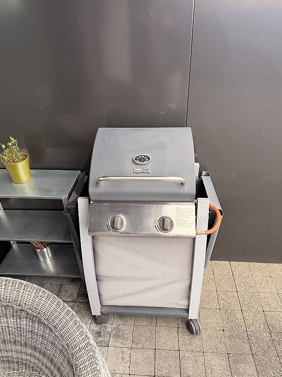 Griglie: Gasgrill mit Deckel und Rollen - gebraucht – Usato da Männedorf venduto da abd_9kpt