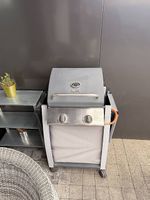 Gasgrill mit Deckel und Rollen - gebraucht