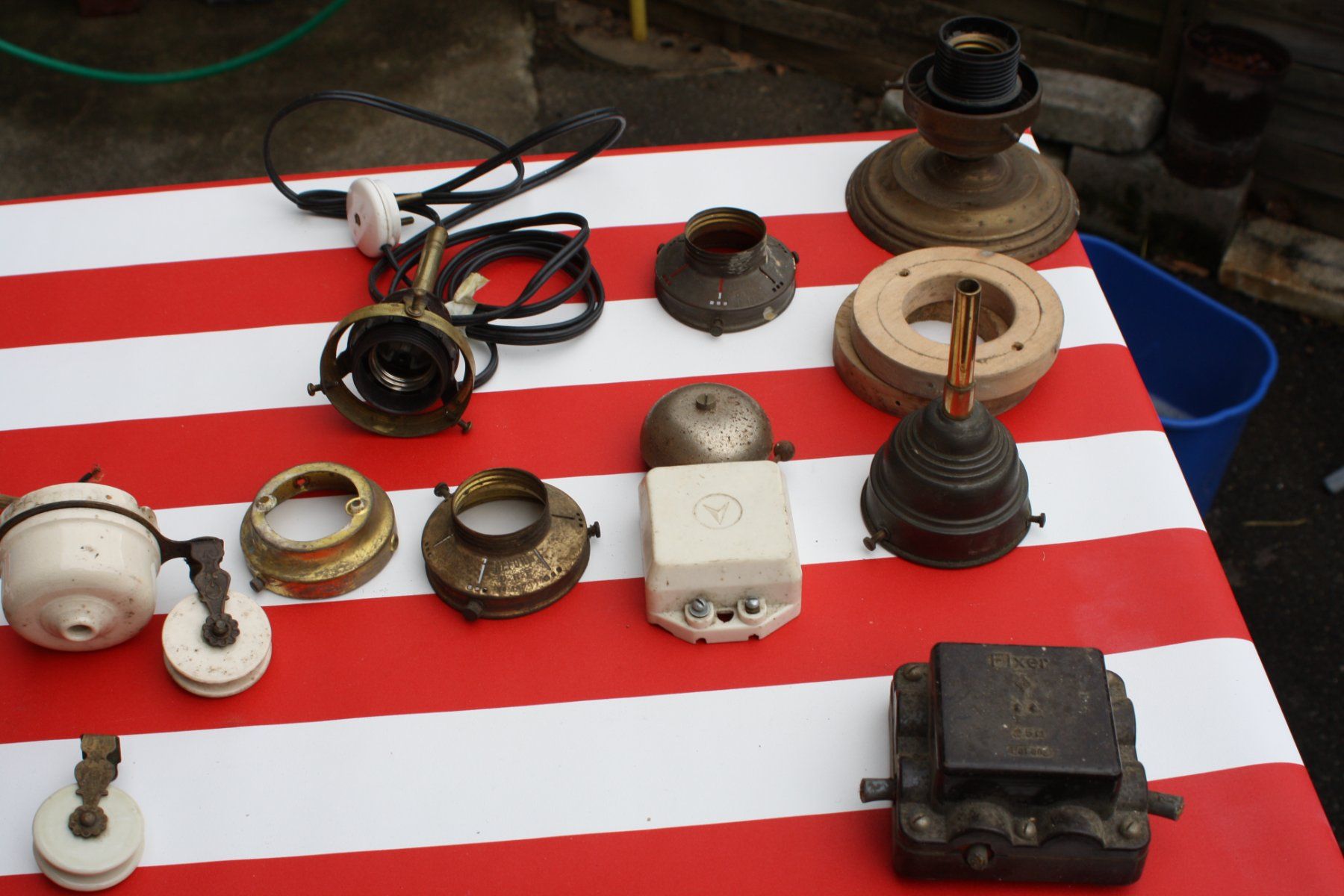 Stecker: ELEKTROMATERIAL ANTIK VINTAGE UNGEPRÜFT – Defekt aus Wauwil von Pneuedy 4