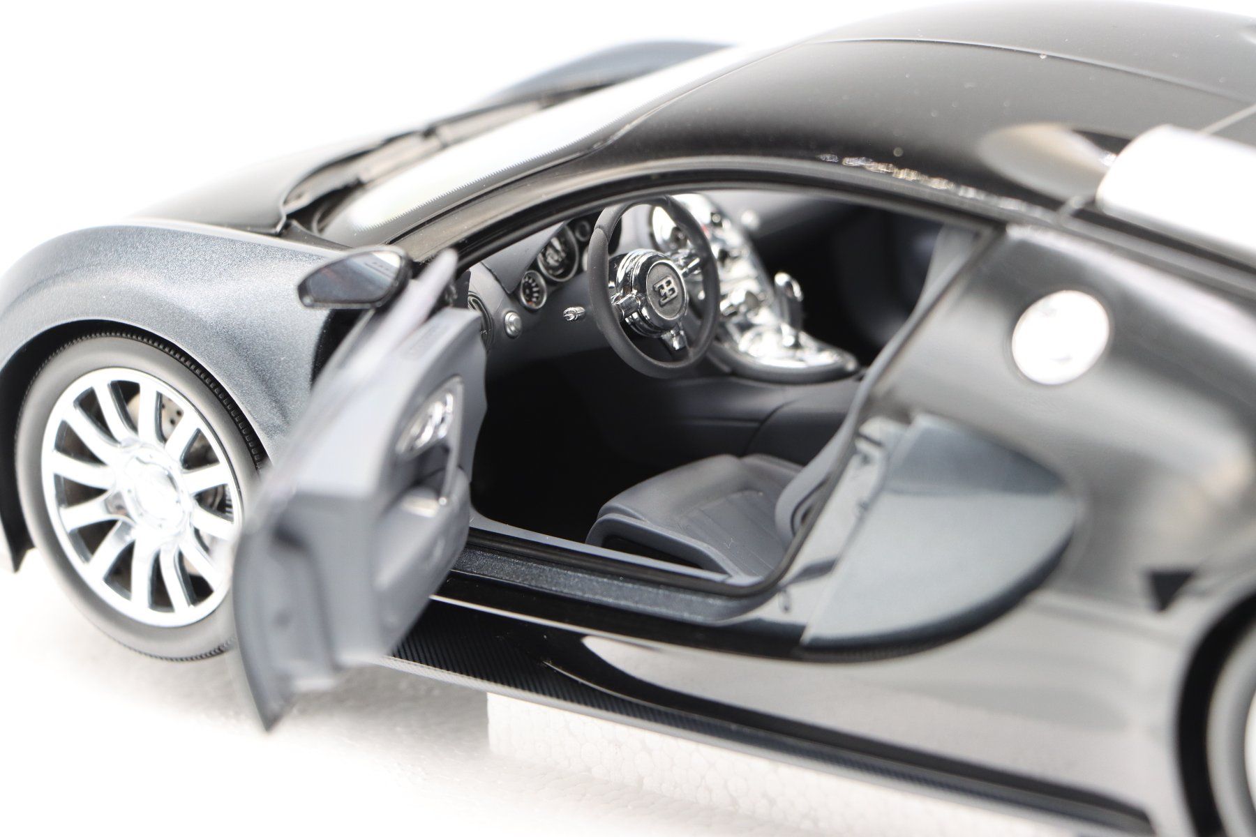 Bugatti Voitures modèles: Bugatti Veyron 2009 1:18 Minichamps – Neuf avec emballage d'origine à Bühl b.Aarberg par modelldiecast 8