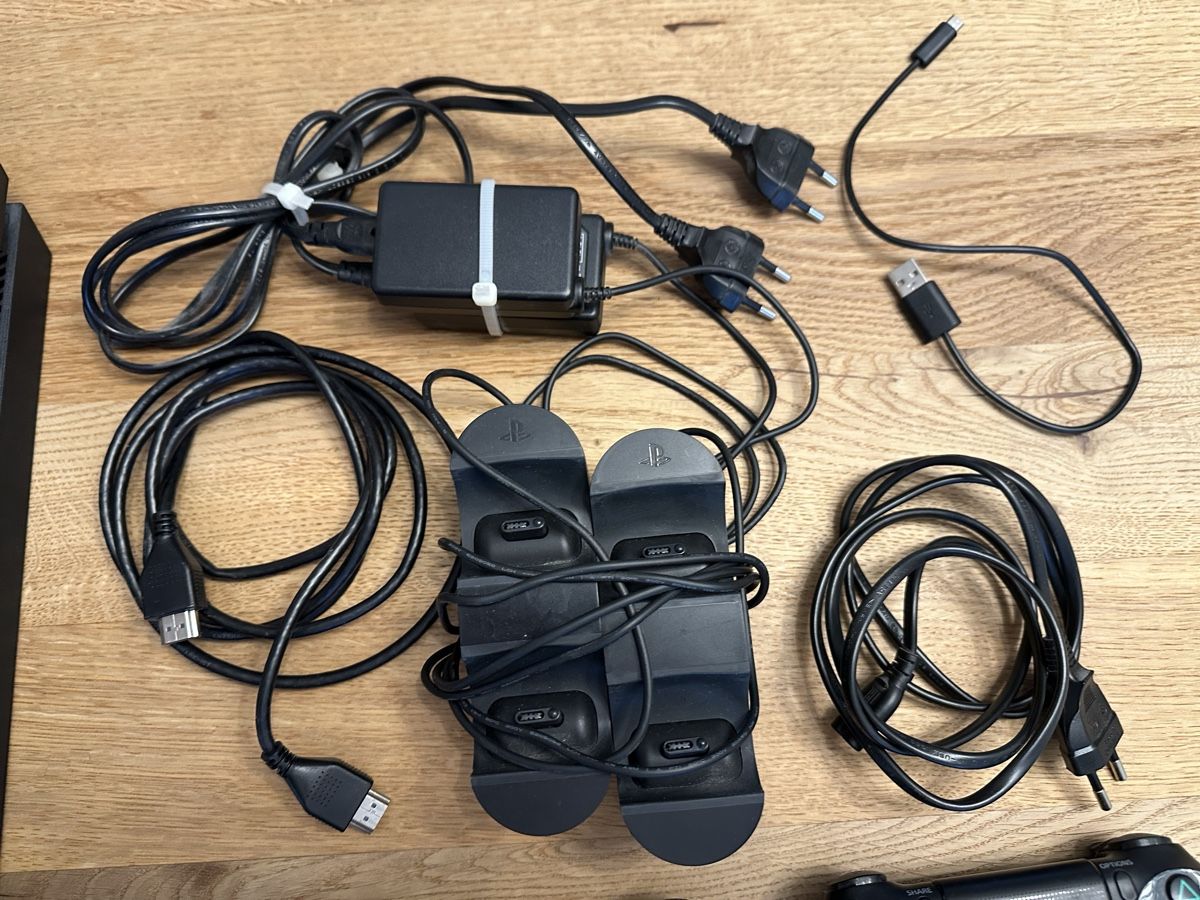 Sony Konsolen: Sony PS4 + 4 Controller + 3 Spiele + 2 Ladestationen – Gebraucht aus Zürich von mjay9211 4