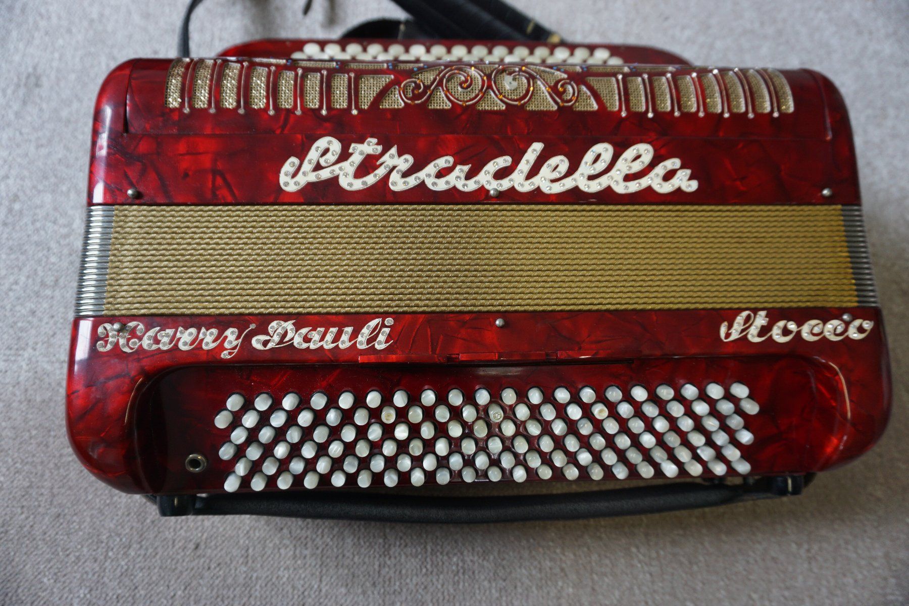 Musikinstrumente: Akkordeon "Stradella" rot mit Koffer, chromatisch – Gebraucht aus Winden von EmilNeu 2