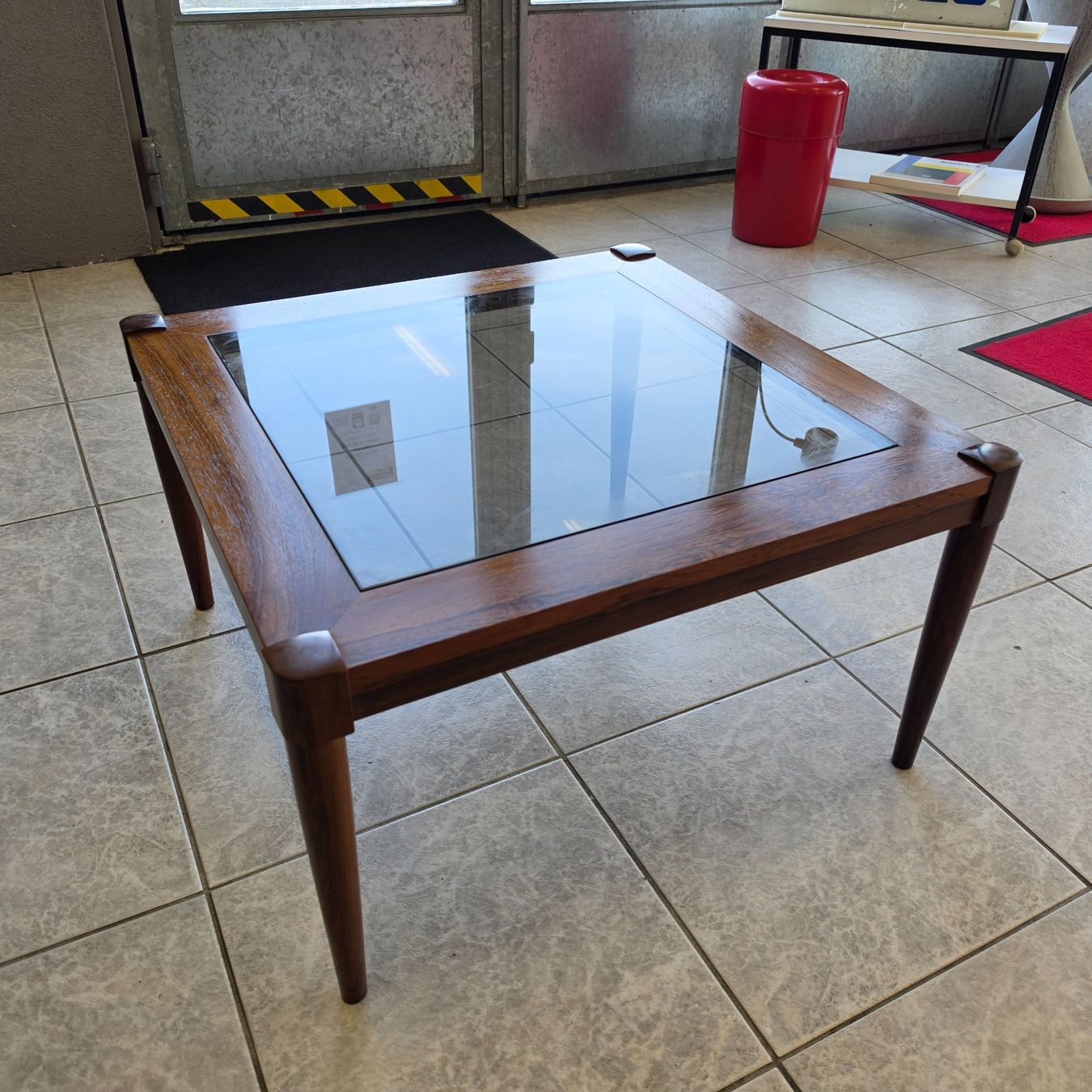 Tische: Palisander Couchtisch Coffee-Table mit Rauchlglas Salontisch – Gebraucht aus Nottwil von Wondewa-Shop 3